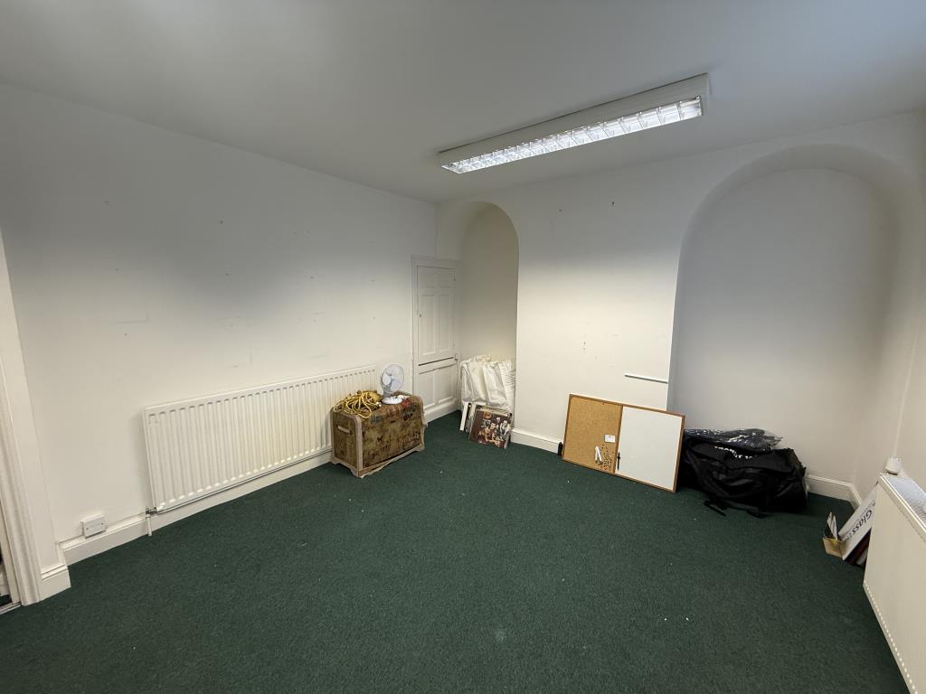 Lot: 88 - FREEHOLD COMMERCIAL PROPERTY ON HIGH STREET - Office room one on the ground floor
